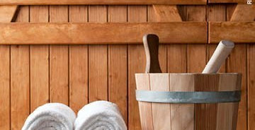 Sauna mit Handtuch und Holzzuber